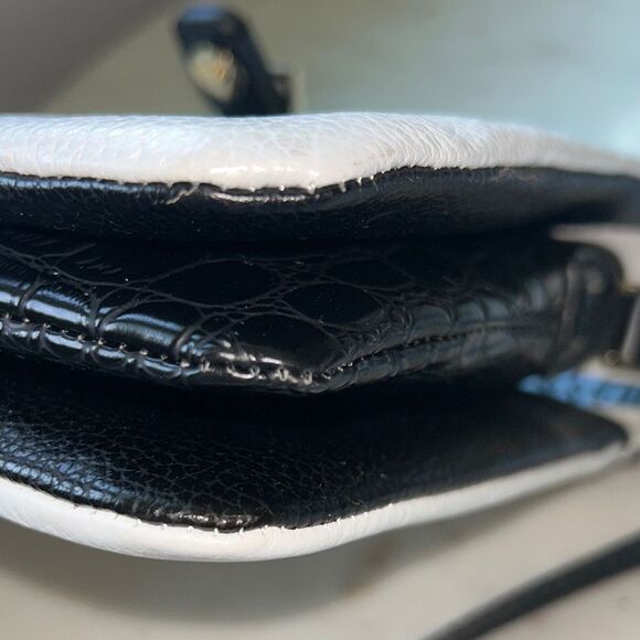 Isaac Mizrahi classic White and Black leather Crossbody Bag - Picture 7 of 9